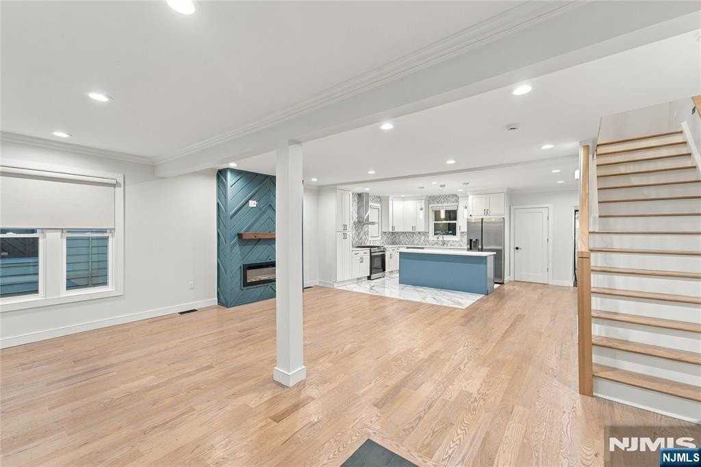 384 Pleasant Ave - Photo 4 of 25