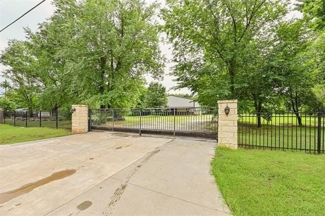 12837 S 193rd Avenue - Photo 3 of 50