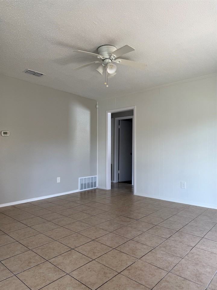 736 Windsor Dr - Photo 3 of 18