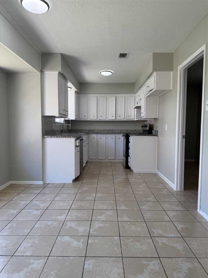 736 Windsor Dr - Photo 5 of 18