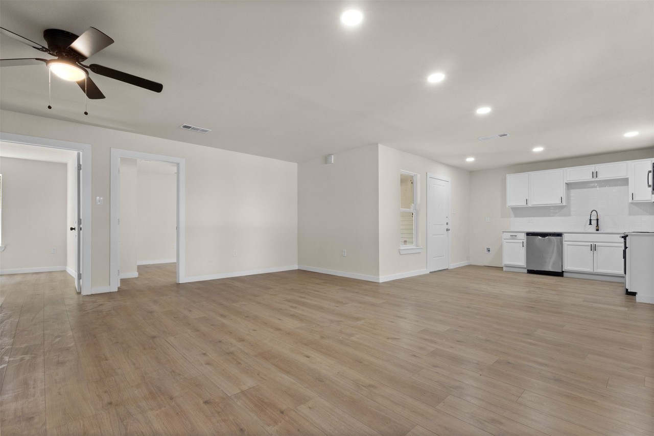 2818 Holiday Dr - Photo 2 of 33