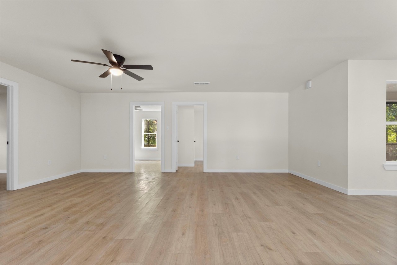 2818 Holiday Dr - Photo 3 of 33