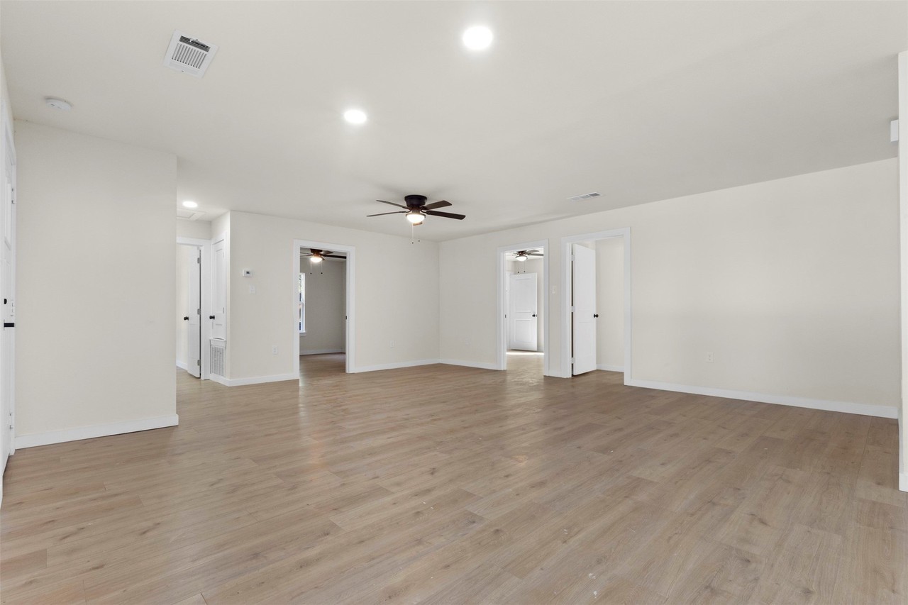 2818 Holiday Dr - Photo 4 of 33