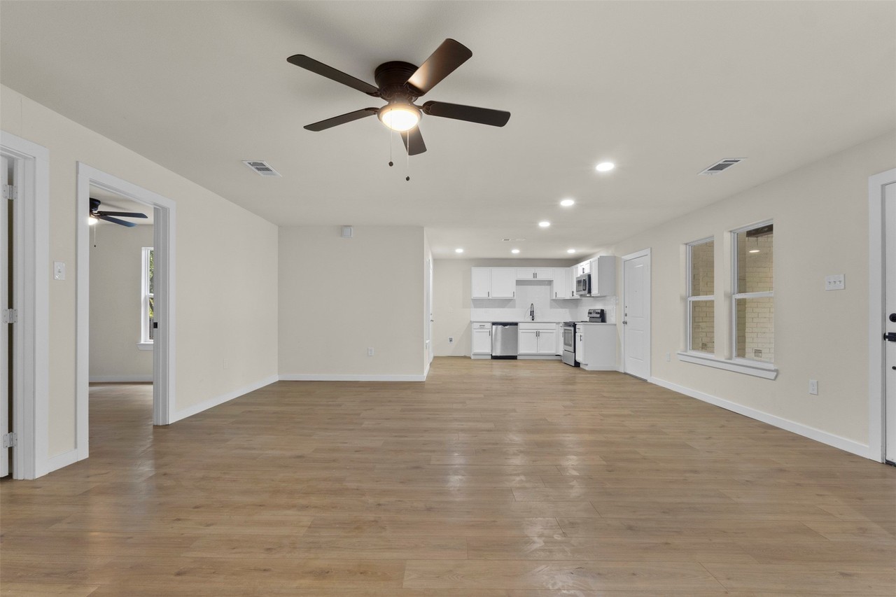 2818 Holiday Dr - Photo 5 of 33