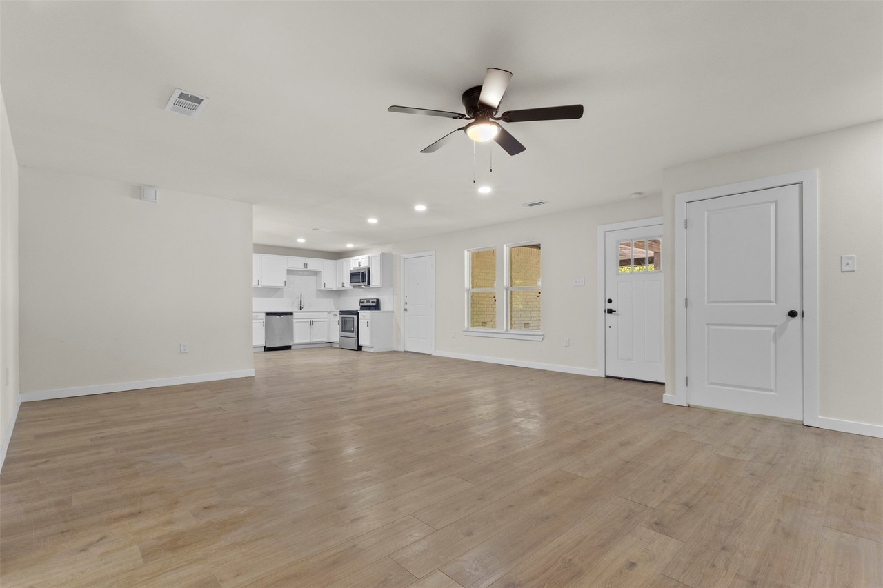 2818 Holiday Dr - Photo 6 of 33