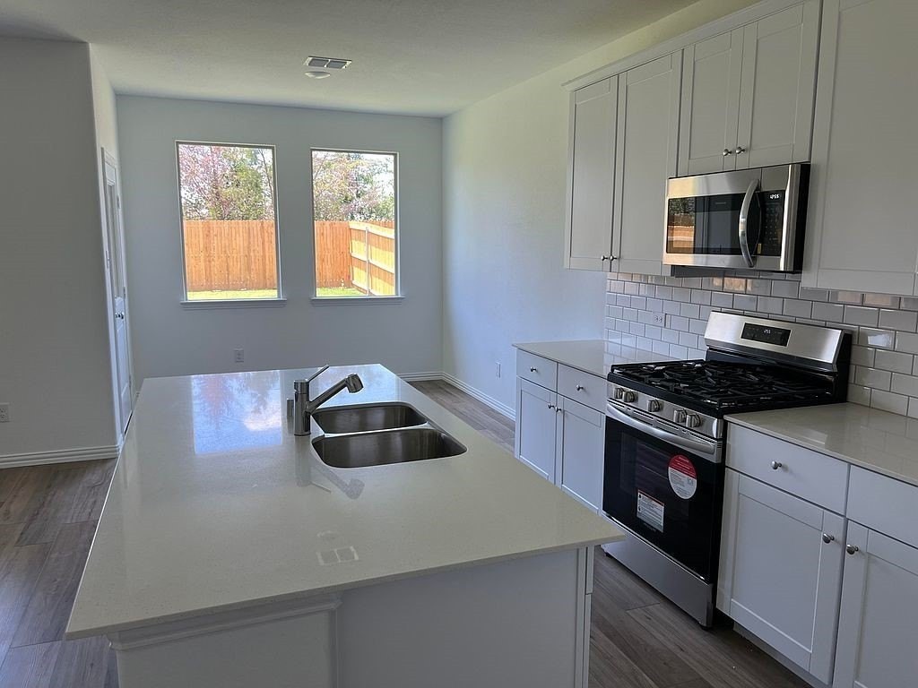 1020 Longleaf Ln - Photo 2 of 19