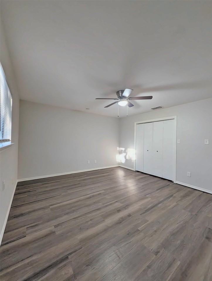 407 Heritage Trl - Photo 2 of 26