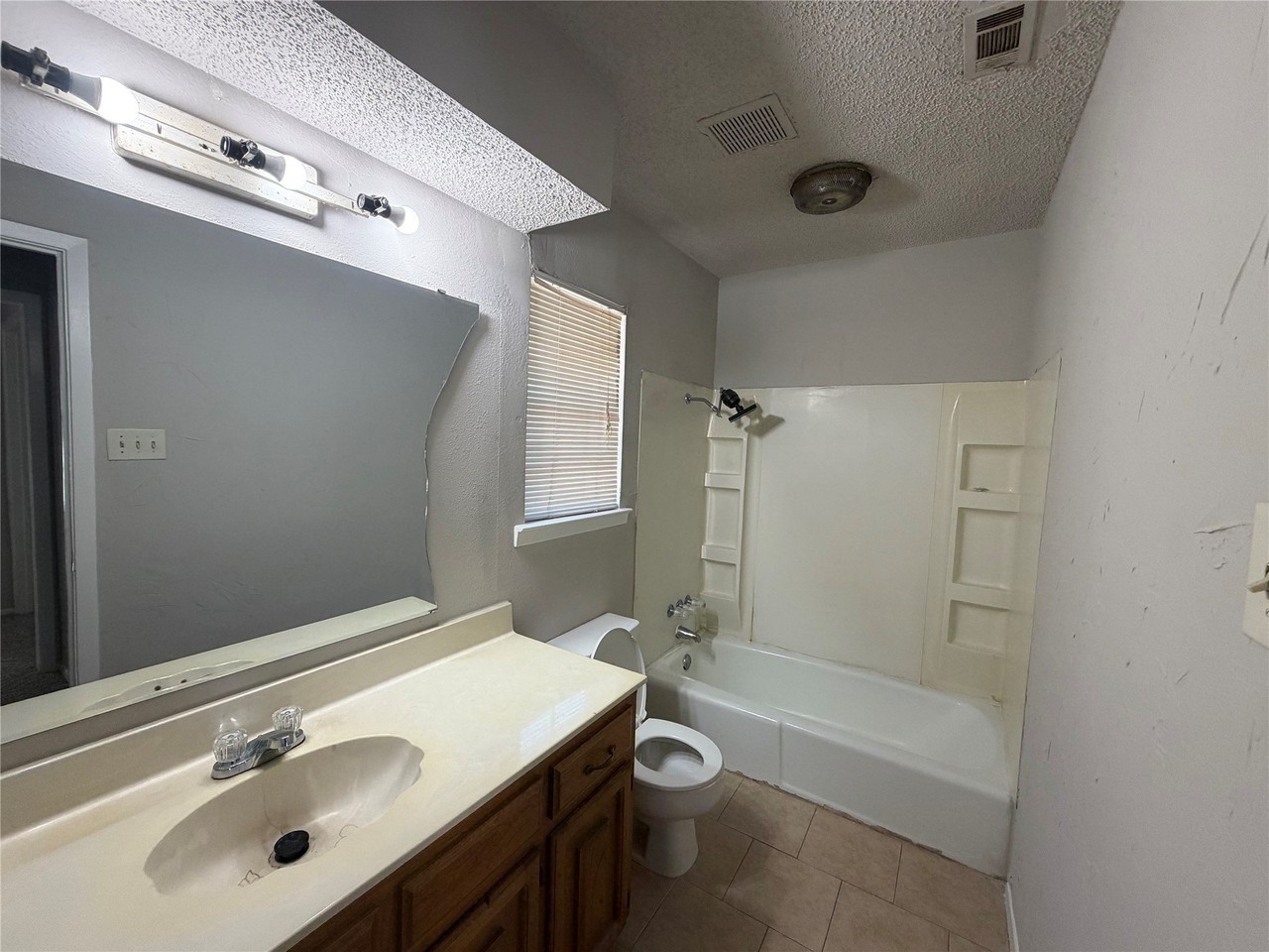 802 N Crockett St #E - Photo 6 of 7
