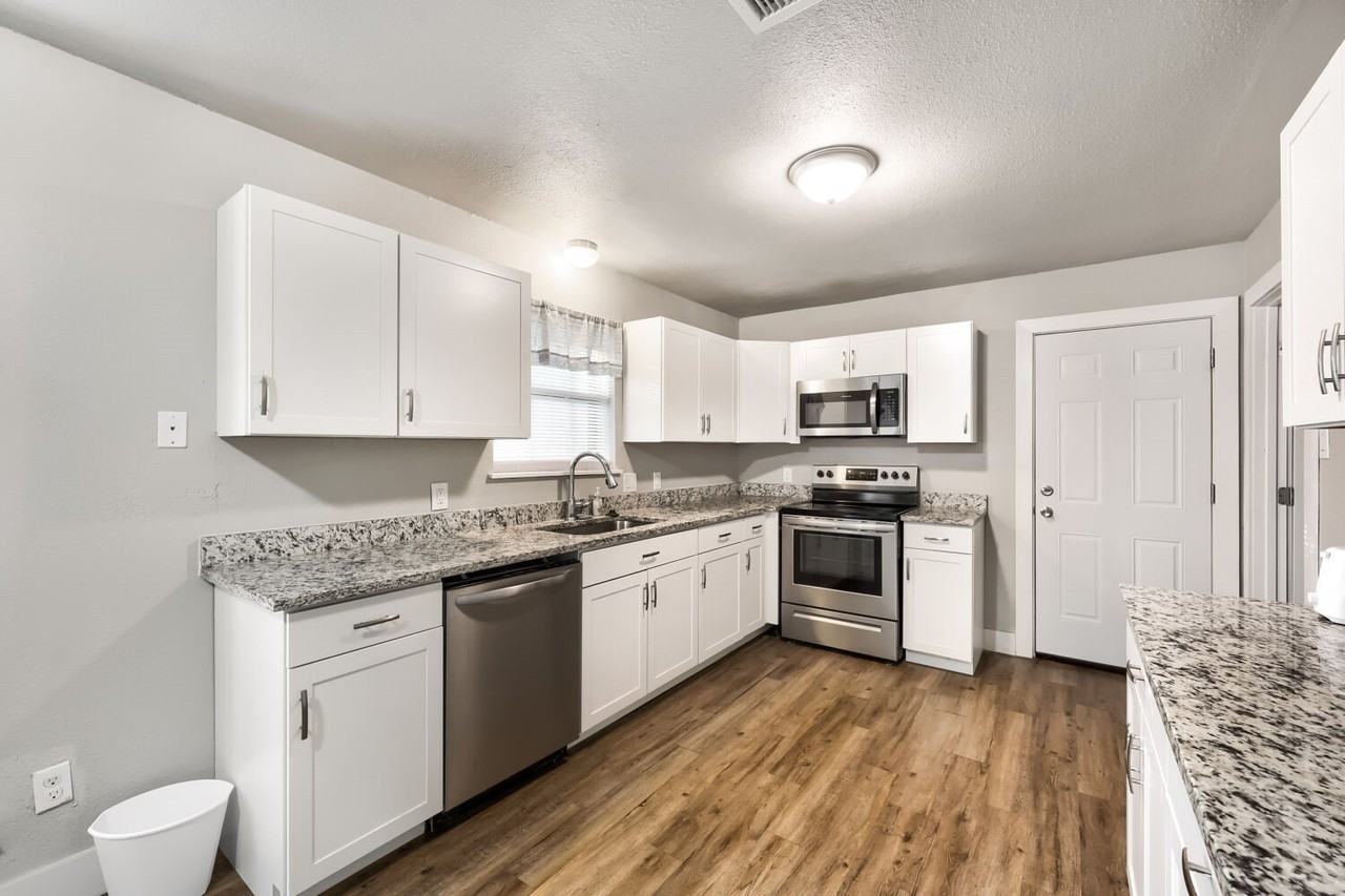 4203 Spring Hill Ln - Photo 6 of 17
