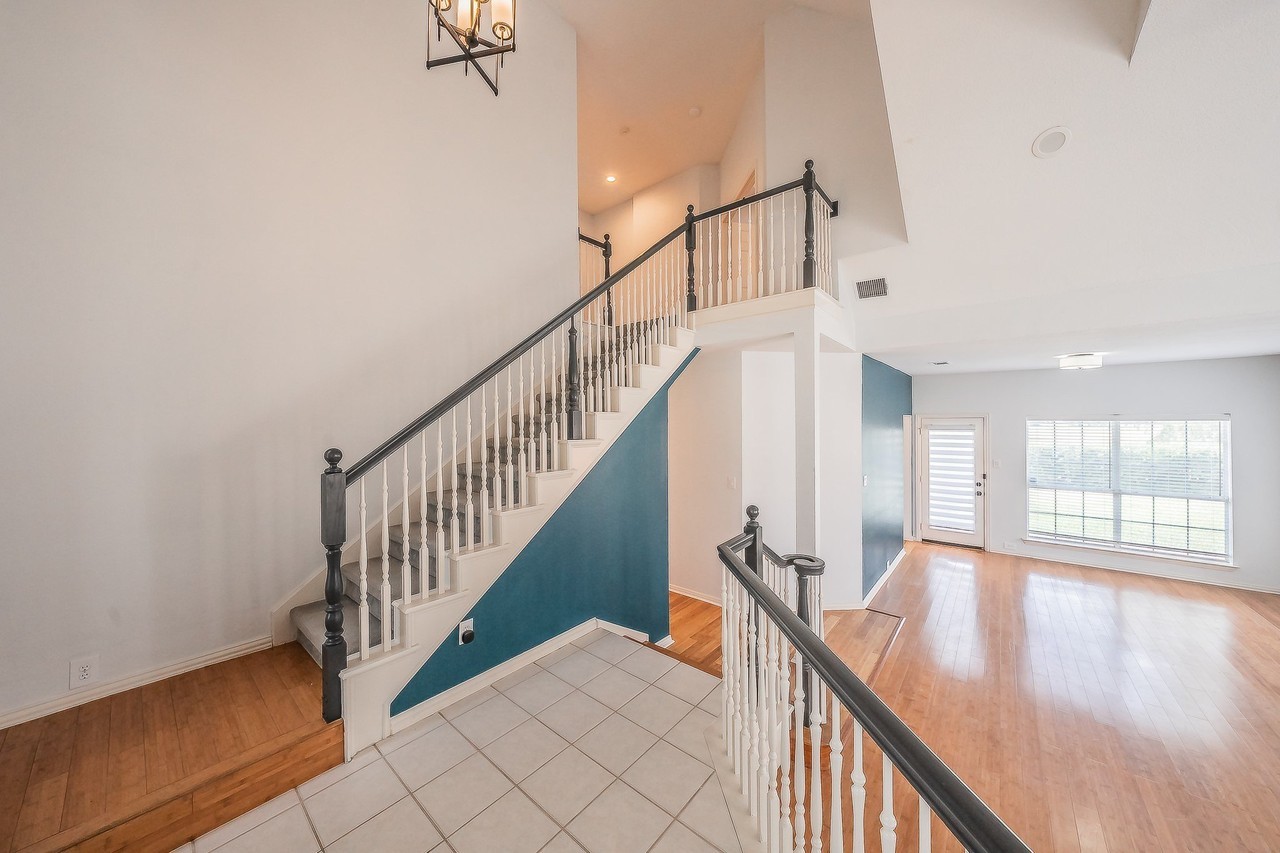10503 Waters Dr - Photo 3 of 38