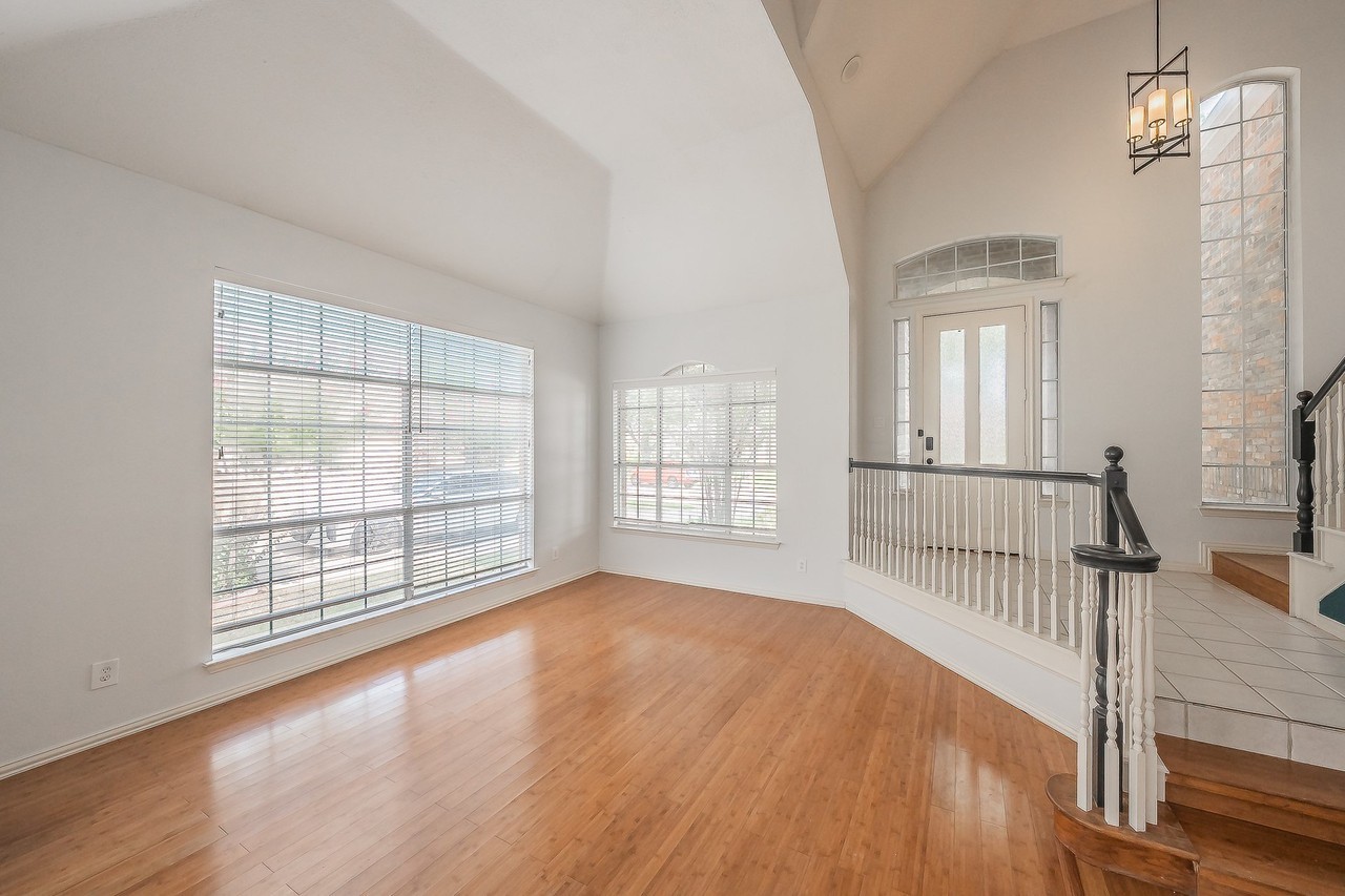 10503 Waters Dr - Photo 4 of 38