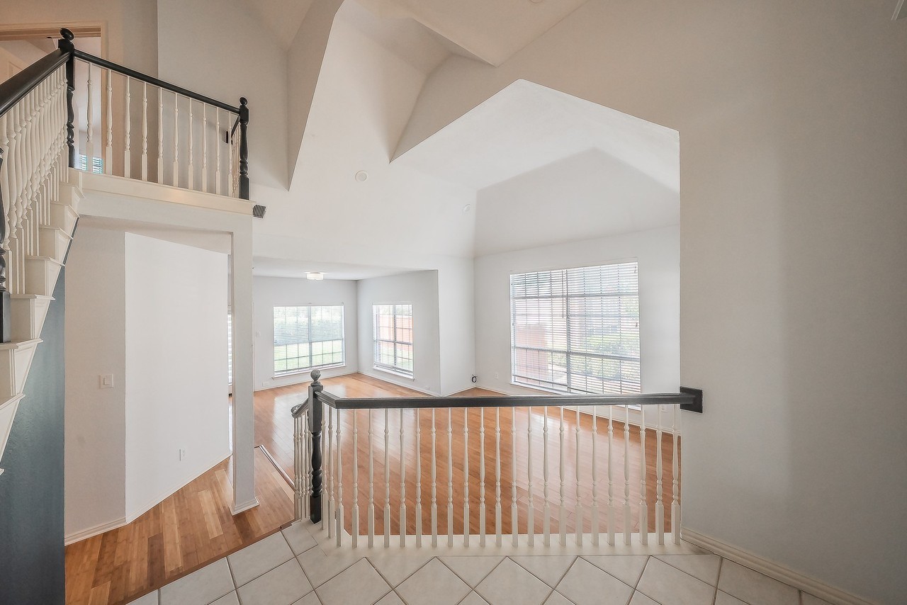 10503 Waters Dr - Photo 5 of 38