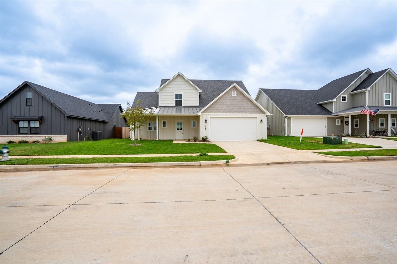 2044 Salina Cir - Photo 3 of 38