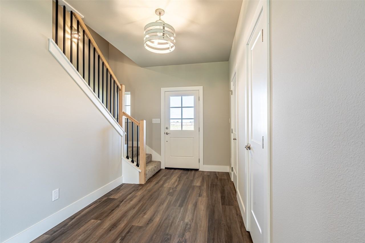 2044 Salina Cir - Photo 4 of 38