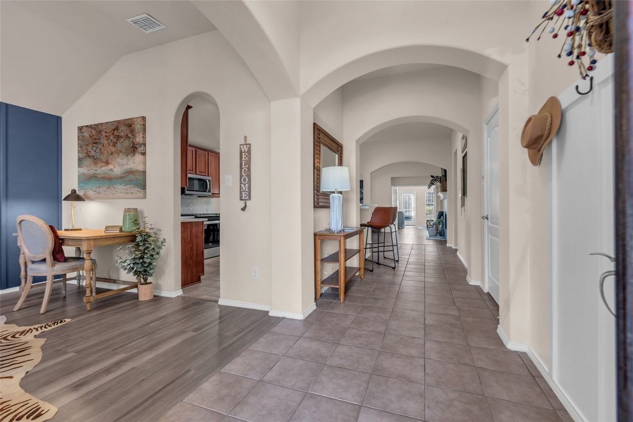 308 Cadbury Dr - Photo 4 of 26