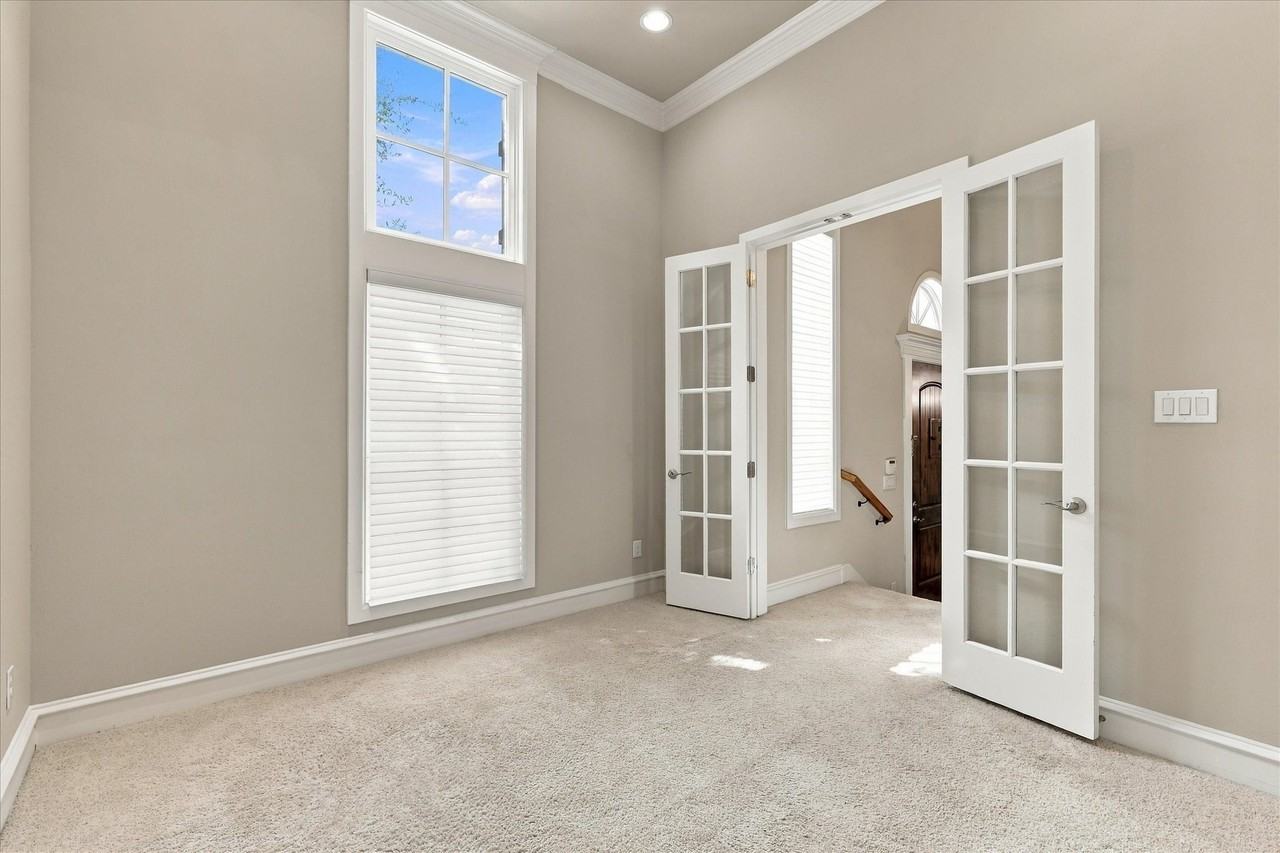 6200 Corsica Way - Photo 4 of 40