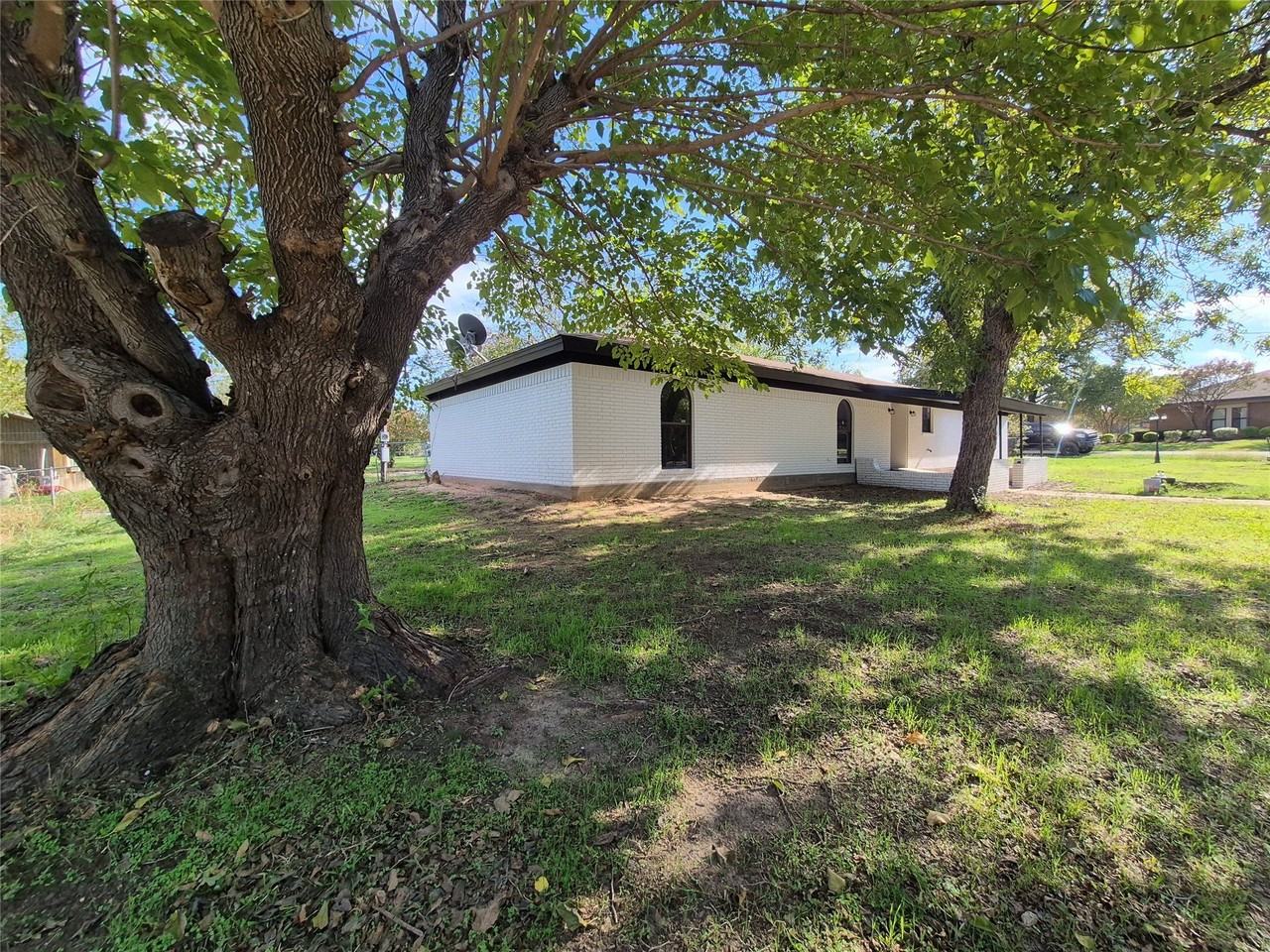 2029 Roberts Dr - Photo 2 of 36