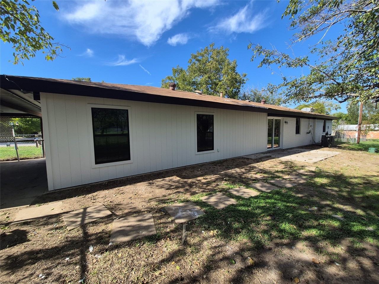 2029 Roberts Dr - Photo 4 of 36