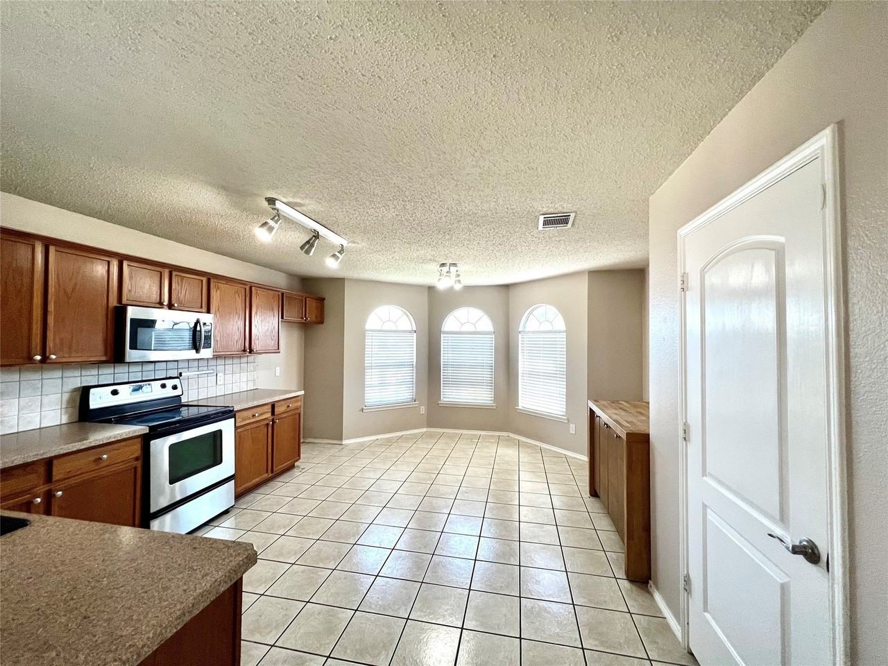 9900 Tyler Dr - Photo 6 of 18