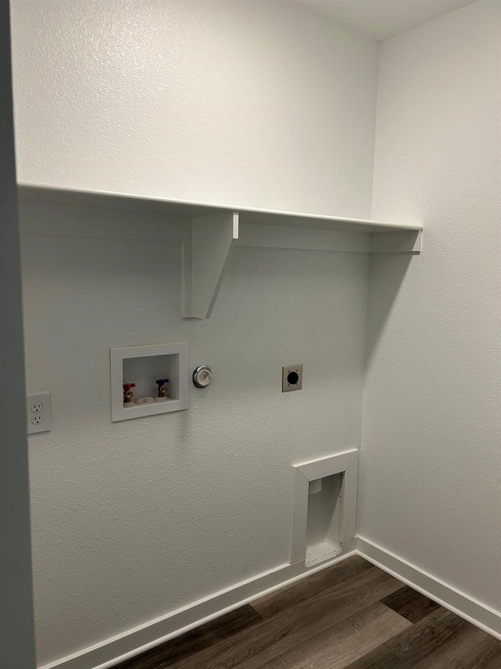 204 Henderson St - Photo 7 of 21