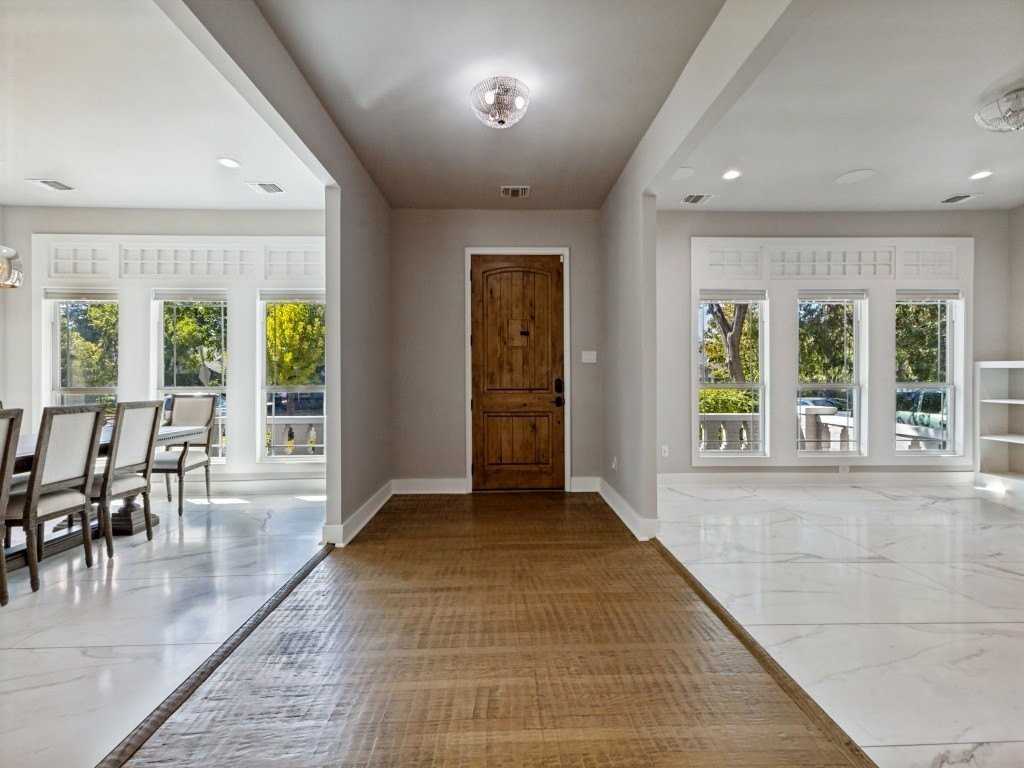 5611 Richmond Ave - Photo 5 of 27