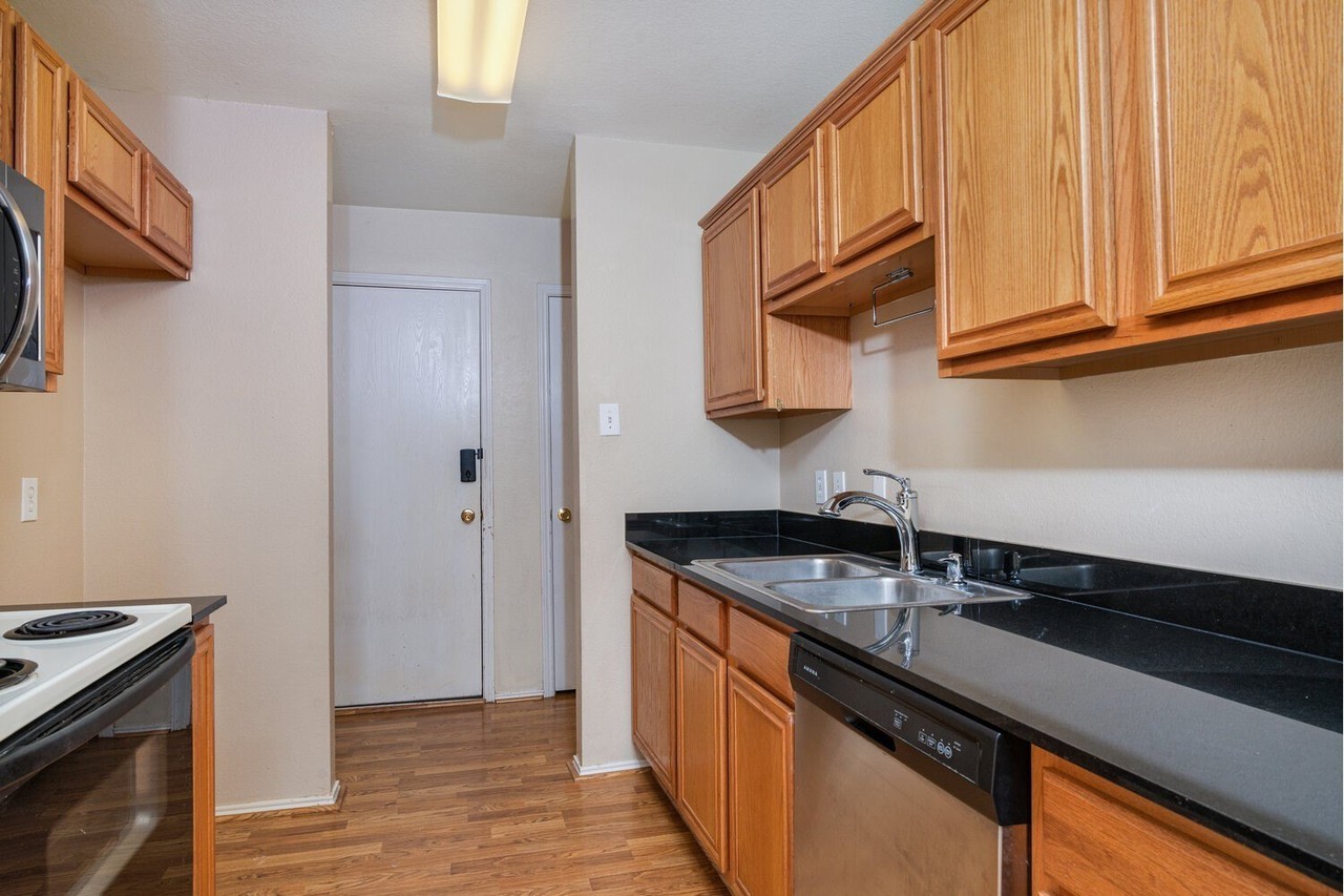 812 Cooper Ln - Photo 3 of 12