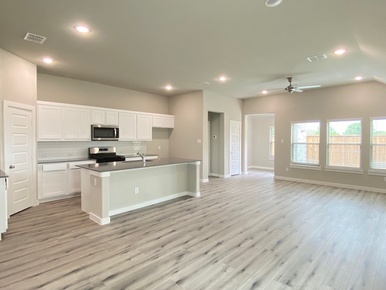 140 Mandarin St - Photo 4 of 20