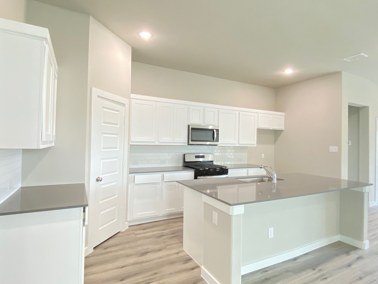 140 Mandarin St - Photo 6 of 20