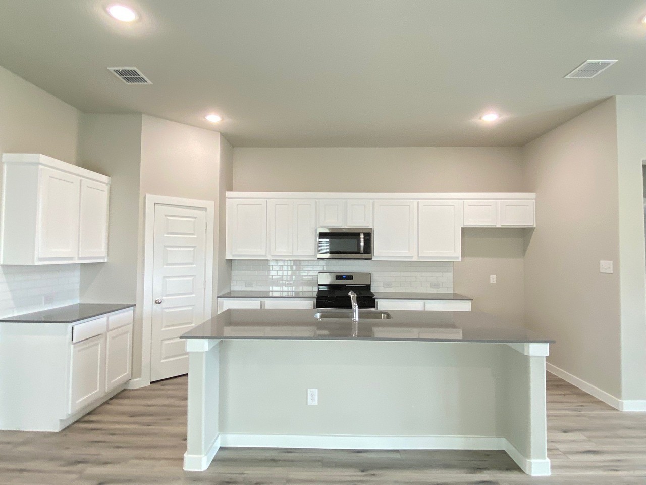 140 Mandarin St - Photo 7 of 20
