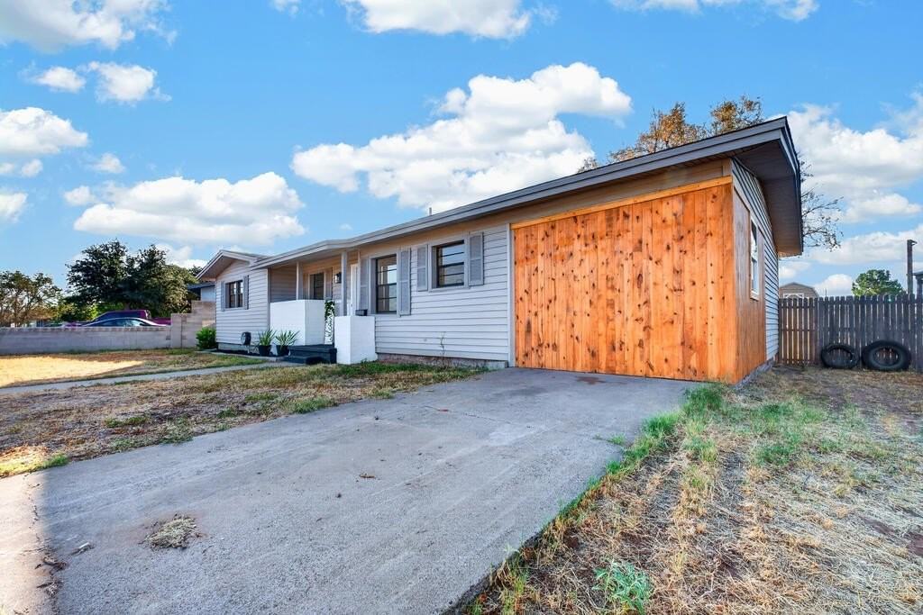 4206 San Jacinto St - Photo 3 of 50