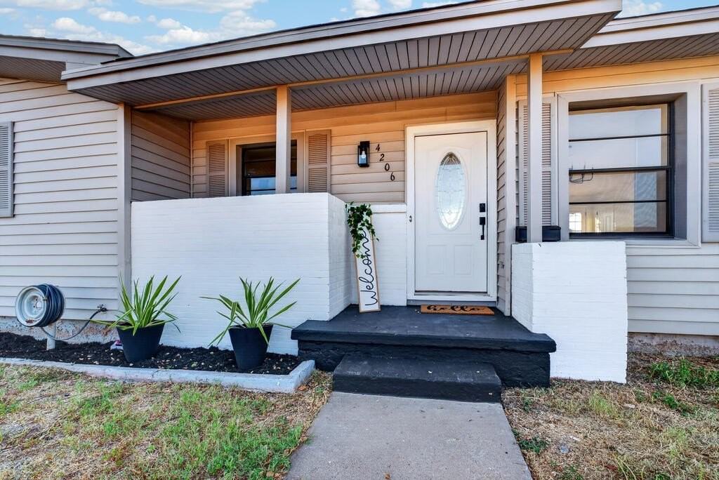 4206 San Jacinto St - Photo 5 of 50