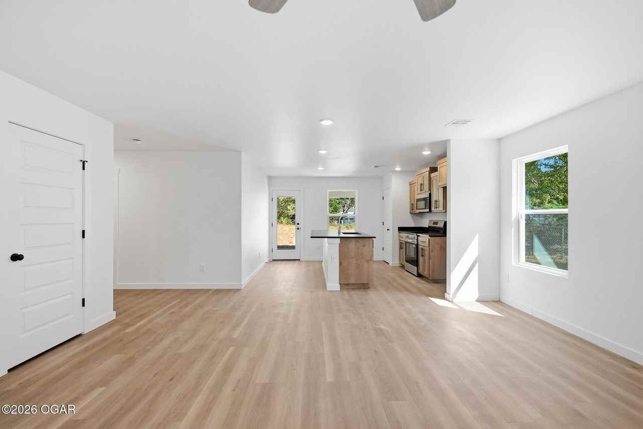 3109 W 23rd St - Photo 4 of 35