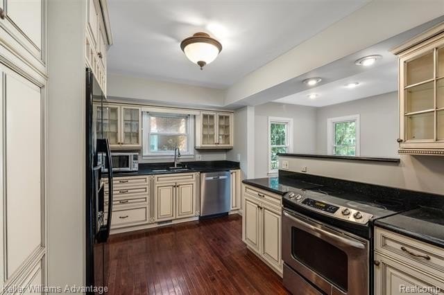 410 Catalpa Dr - Photo 5 of 35