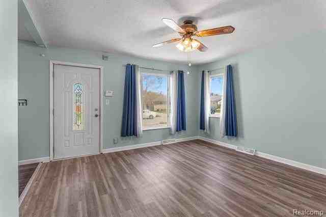 3912 Ziegler St - Photo 5 of 27
