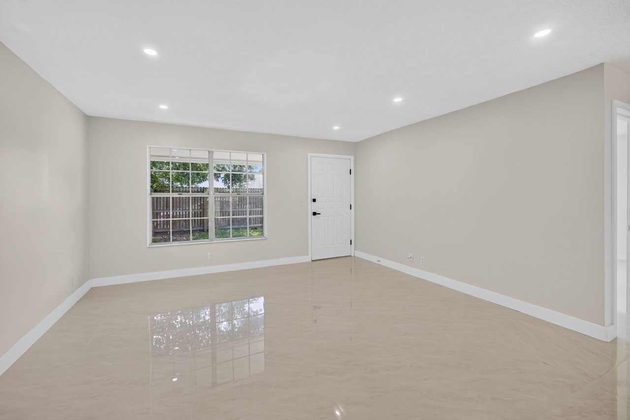 3941 Roan Ct W - Photo 5 of 33