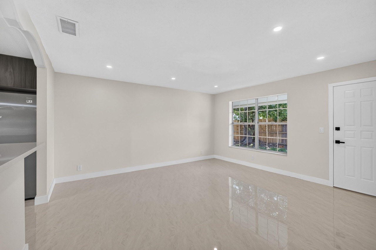 3941 Roan Ct W - Photo 6 of 33