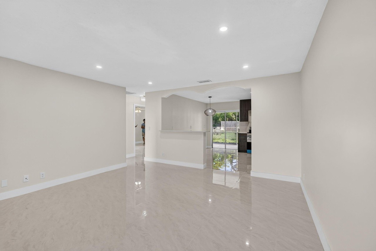 3941 Roan Ct W - Photo 7 of 33