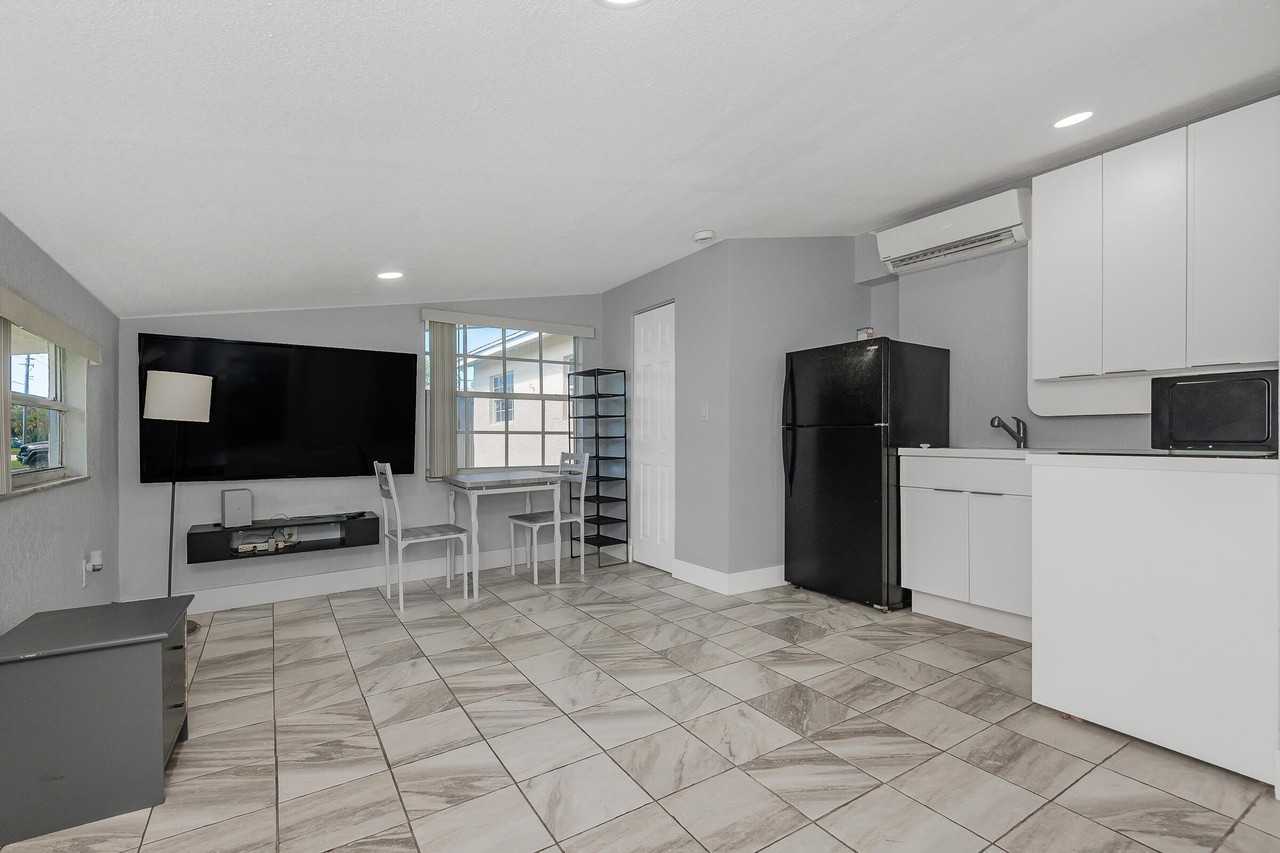 5261 Nw 11th St - Photo 4 of 19