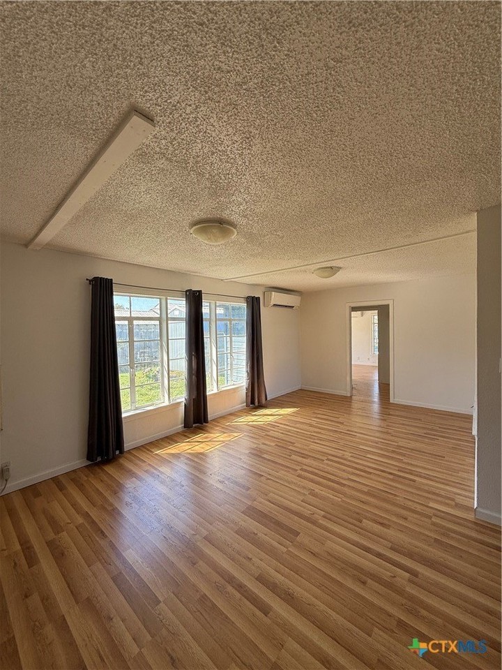 277 N Washington Ave - Photo 4 of 18