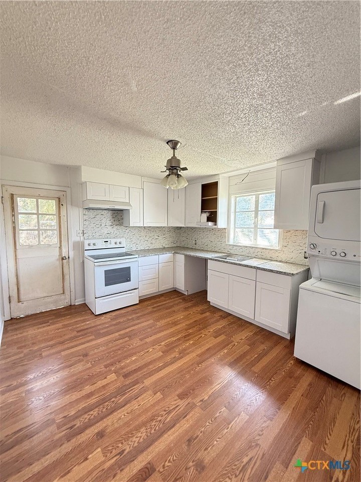 277 N Washington Ave - Photo 5 of 18