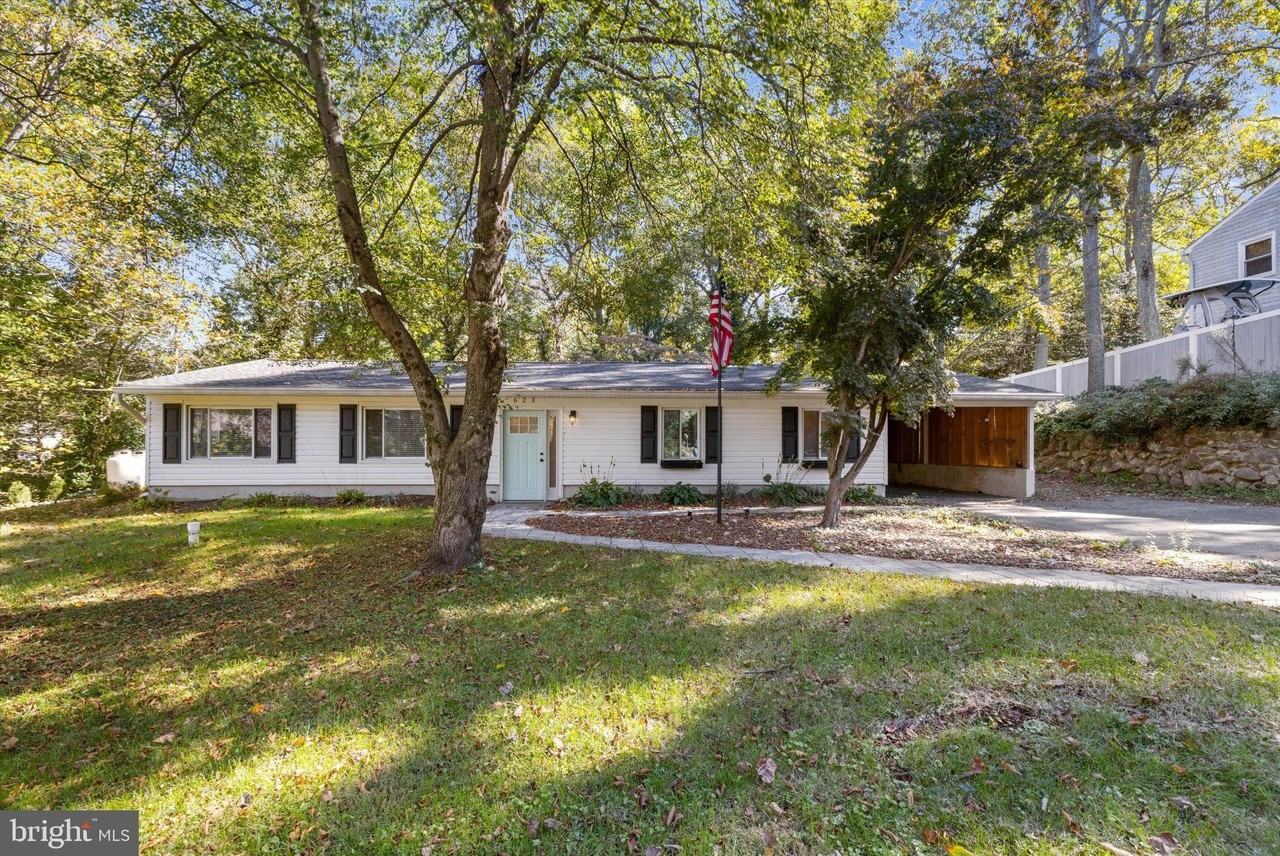 623 Maple Hill Ln - Photo 3 of 50