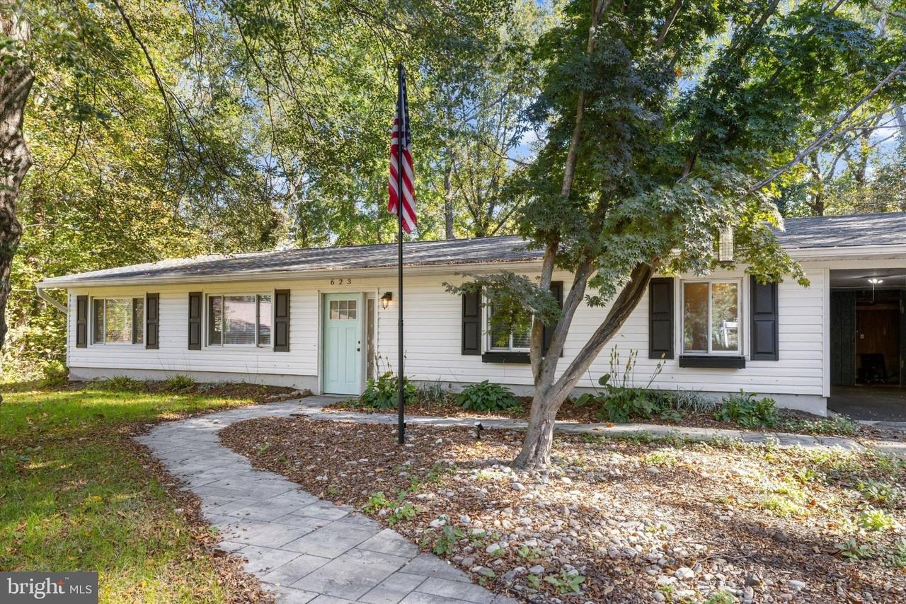 623 Maple Hill Ln - Photo 4 of 50