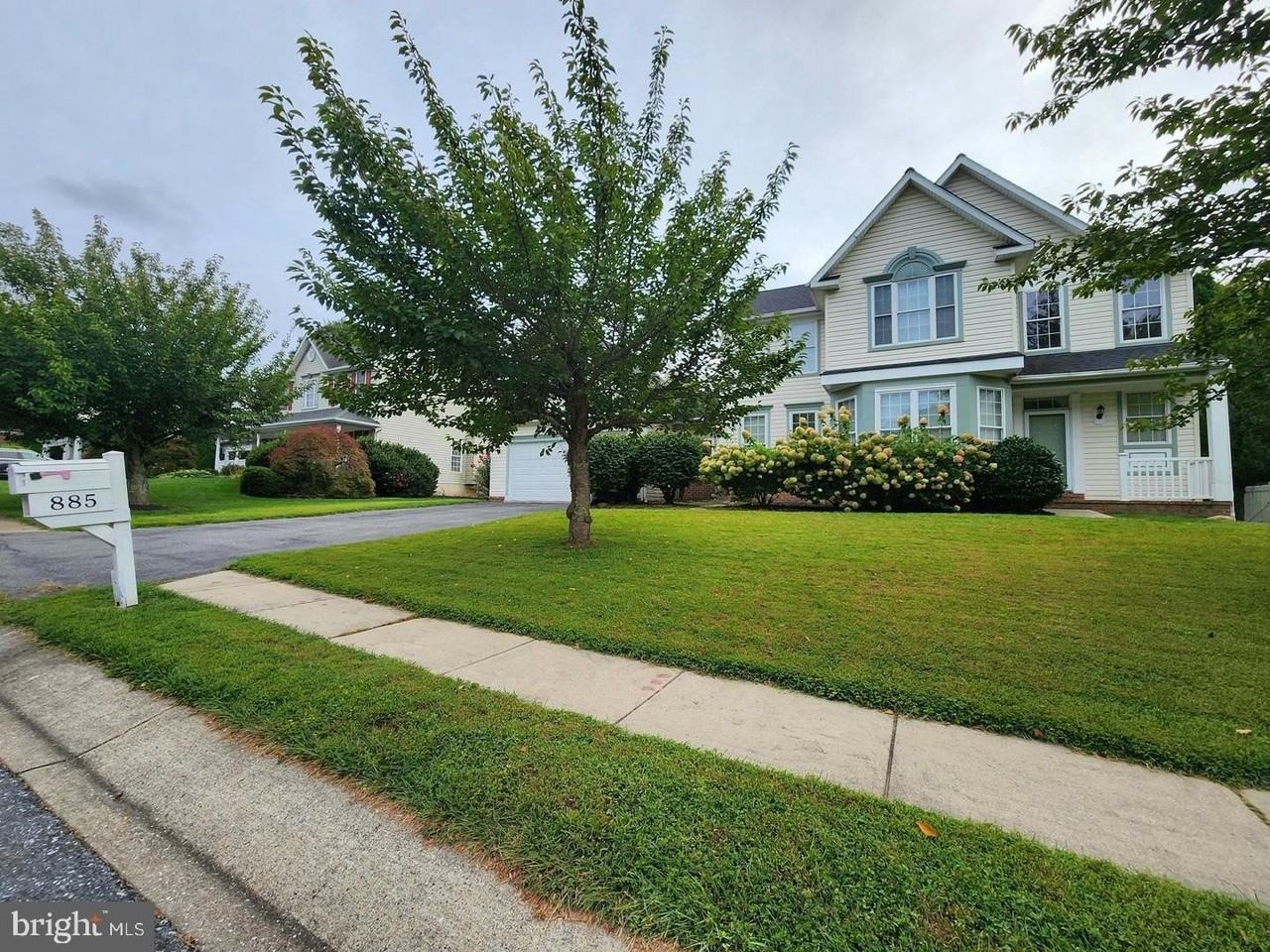 885 Caren Dr