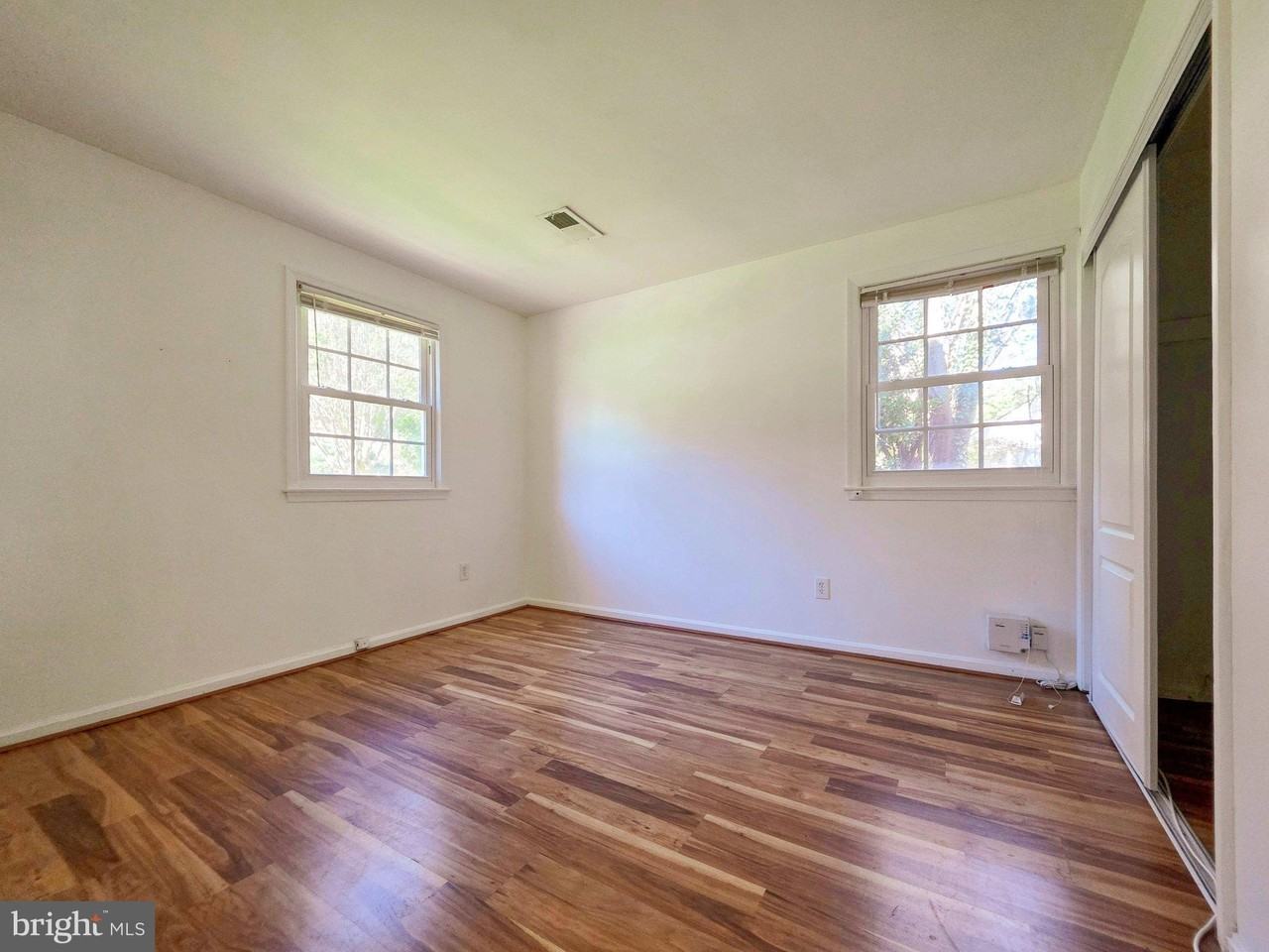 4221 N Valiant Ct - Photo 4 of 39
