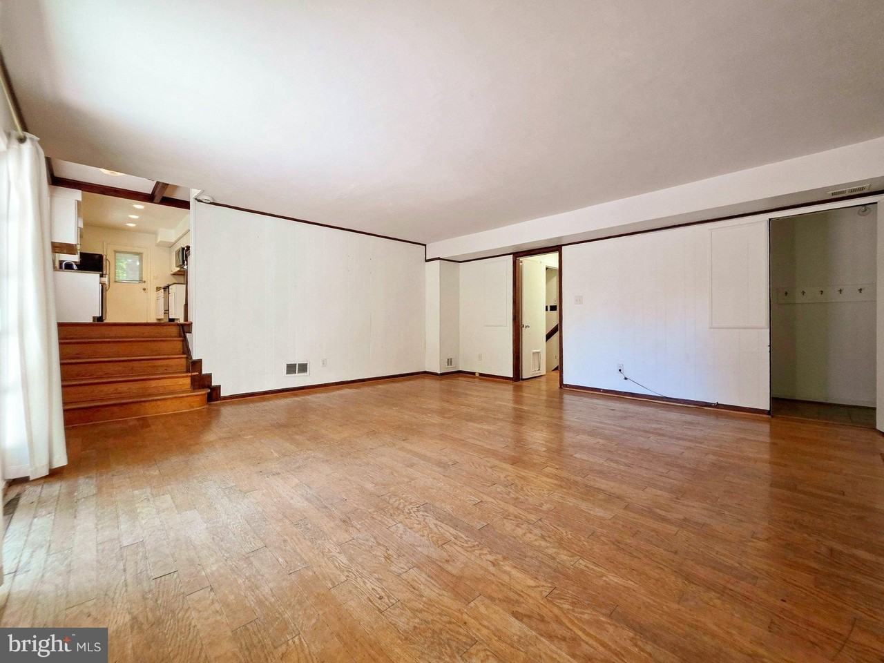 4221 N Valiant Ct - Photo 6 of 39