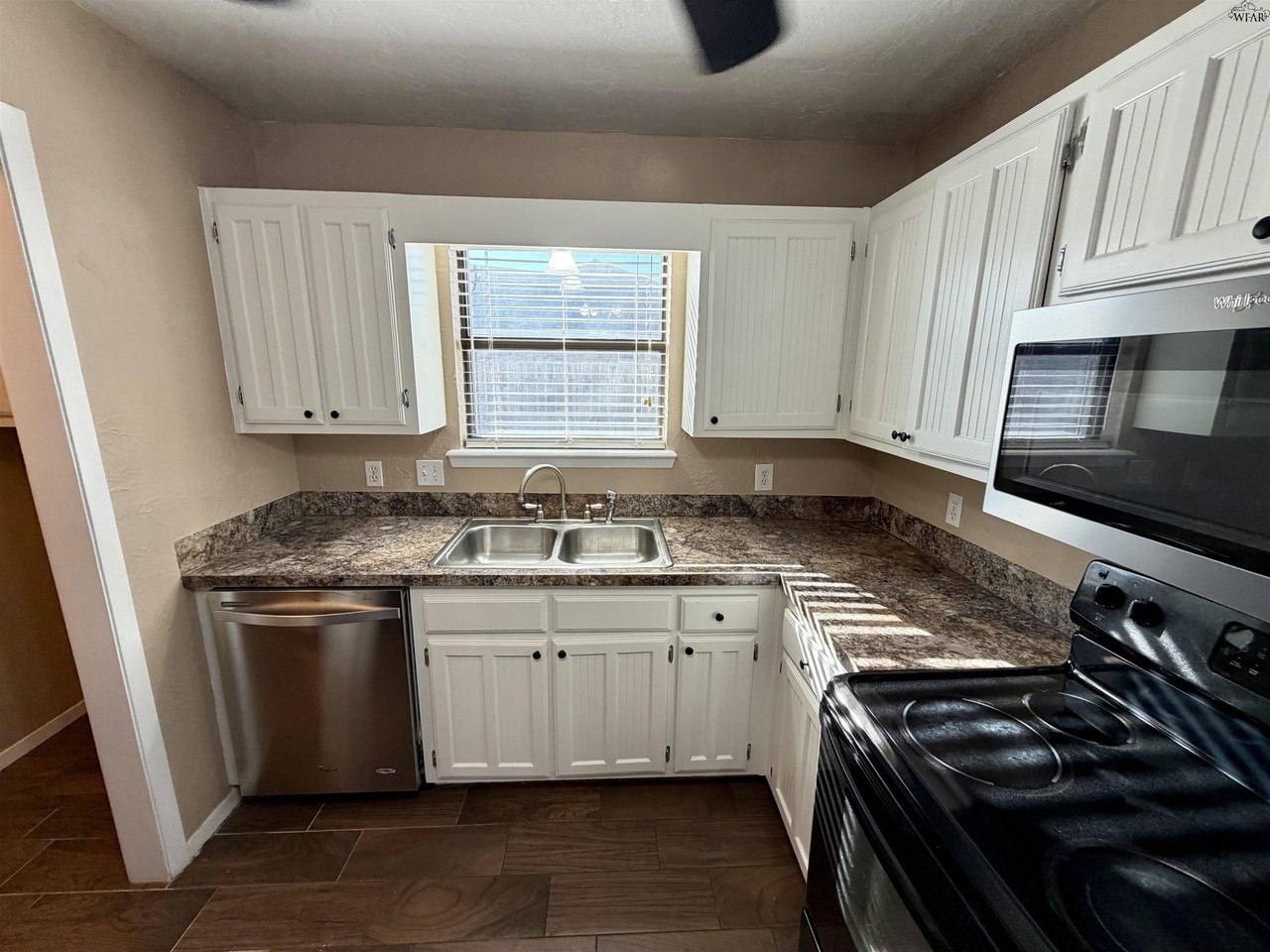 8 Jennifer Ct - Photo 6 of 15