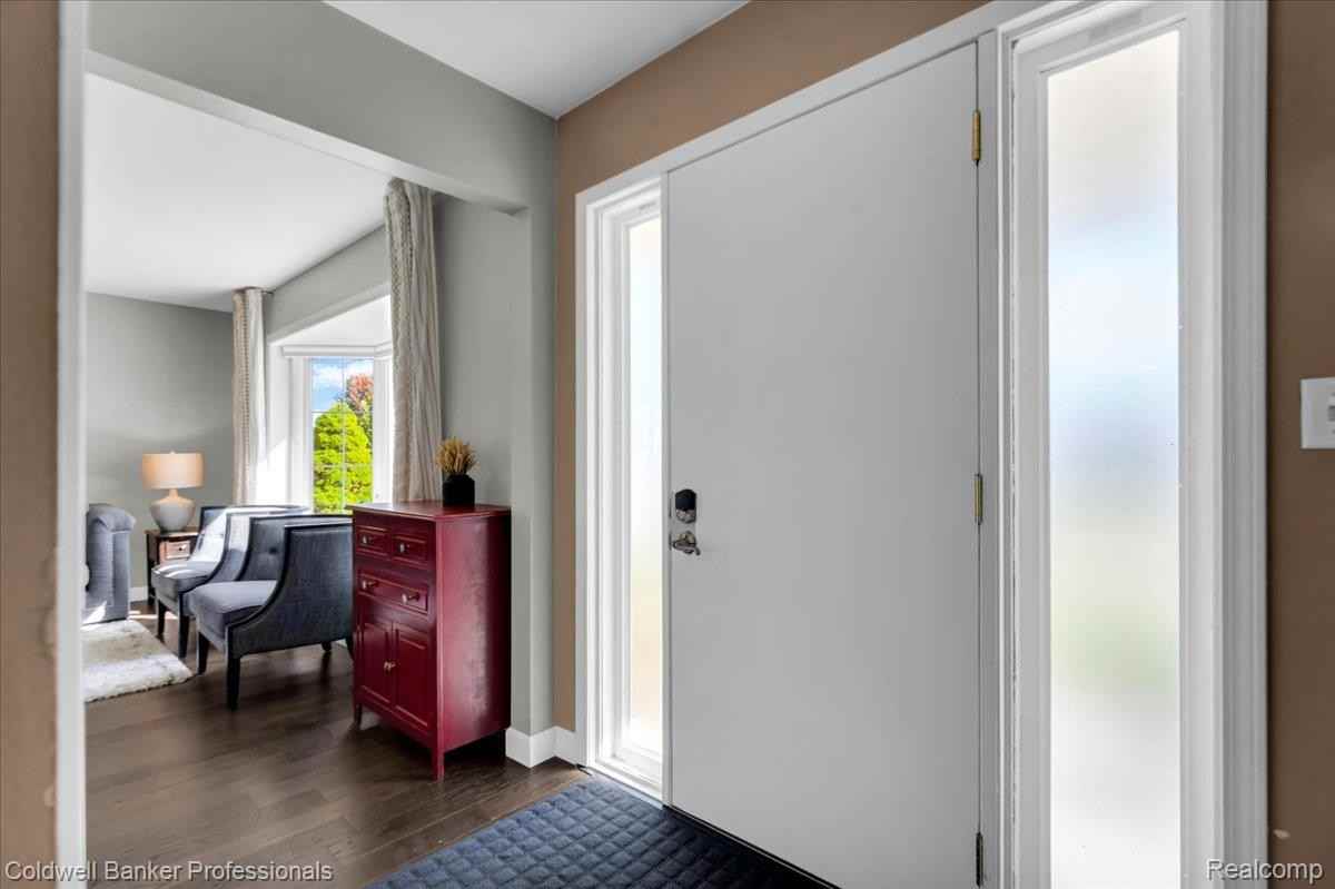 454 Queens Way - Photo 4 of 49