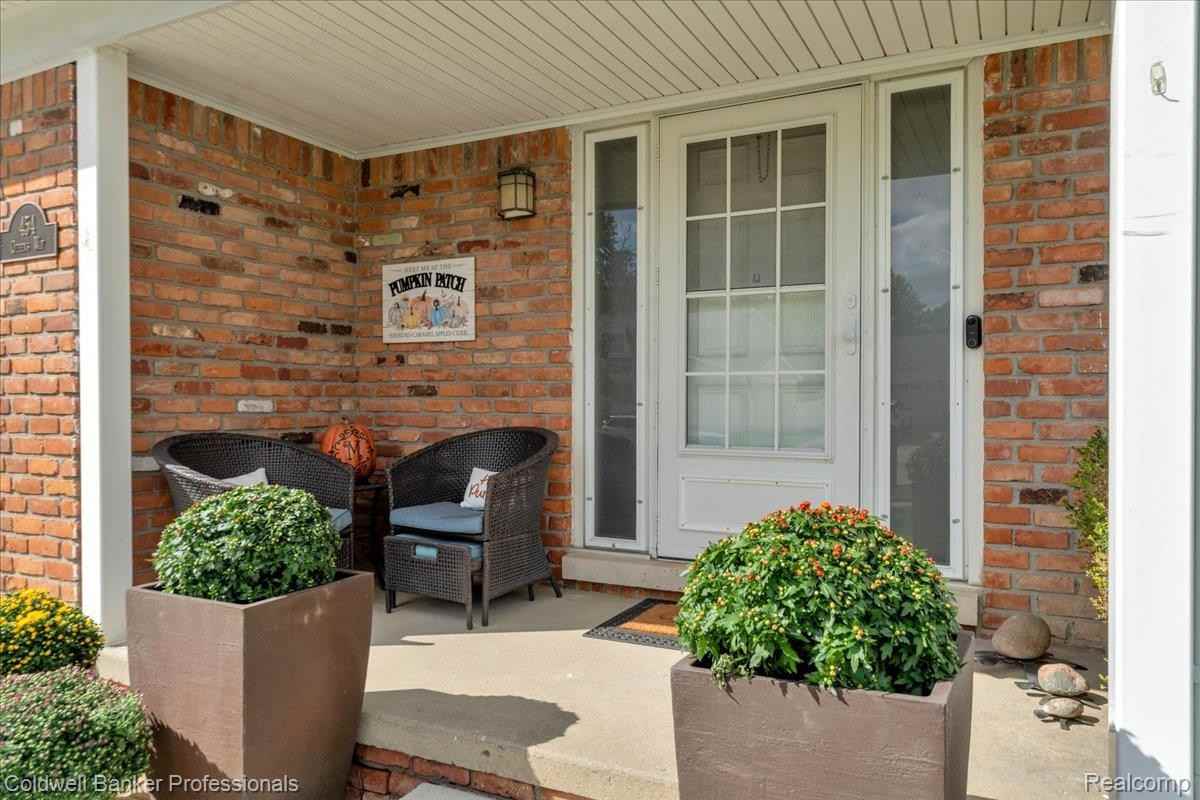 454 Queens Way - Photo 5 of 49