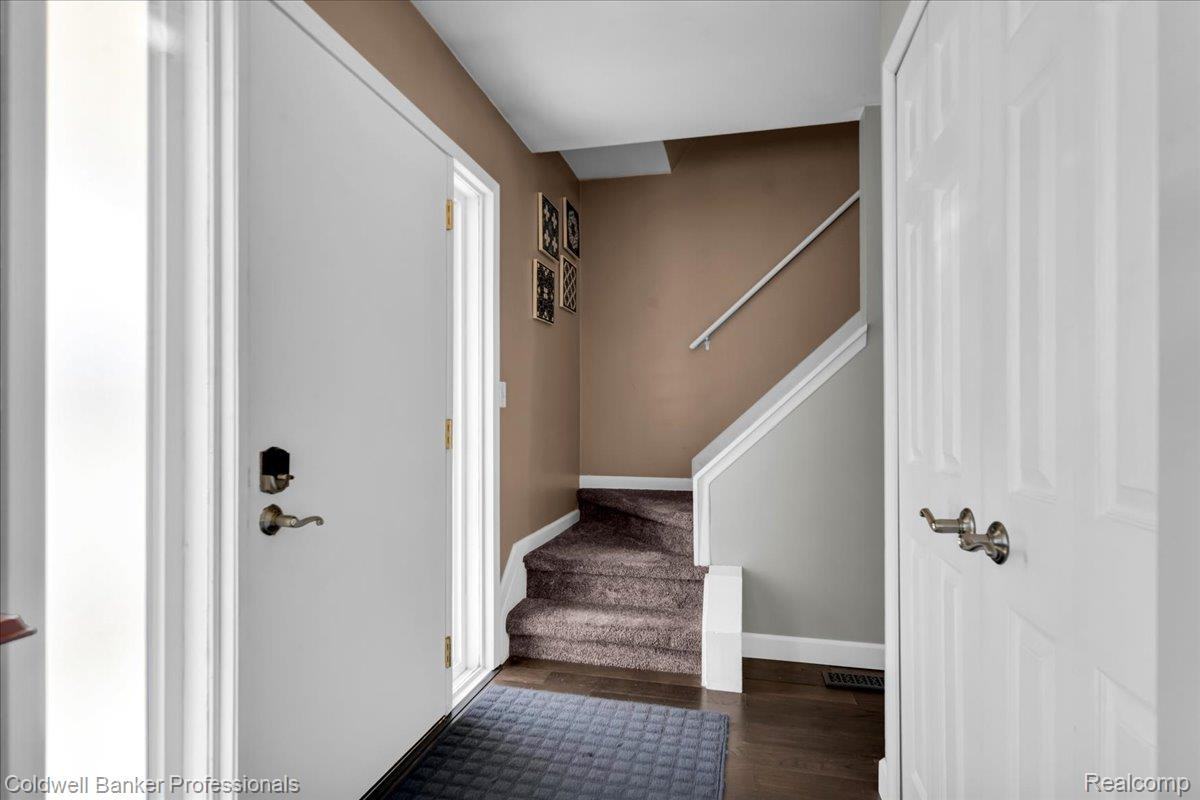 454 Queens Way - Photo 6 of 49