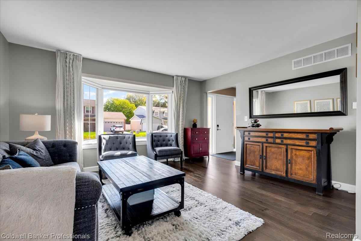 454 Queens Way - Photo 7 of 49